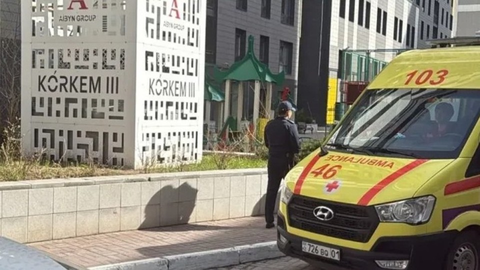 Астанада 18 жастағы жігіт шатырдан секірмек болды