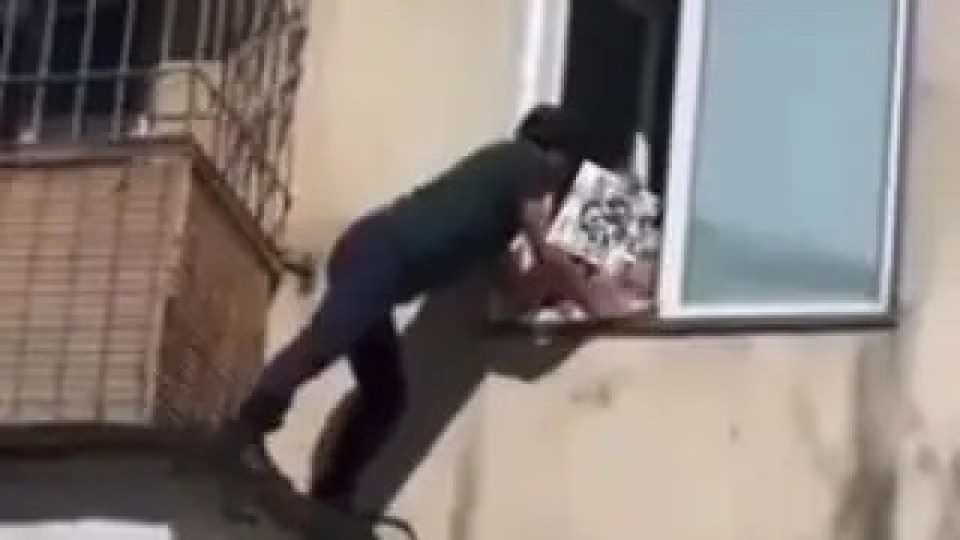 Екібастұзда ер адам терезедегі баланы құлап кетуден құтқарып қалды