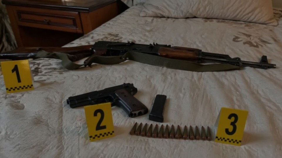 Әбенов Назарбаев университеті пәтеріндегі қарулы кісілер туралы ақпарат таратты