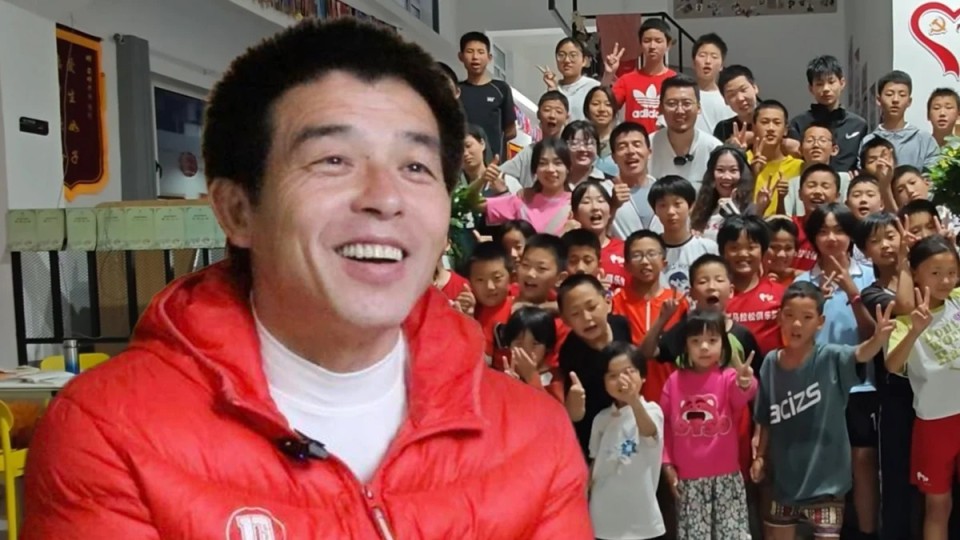 Мектеп мұғалімі бір өзі 276 баланы асырап алып, ел күтпеген қадамға барды