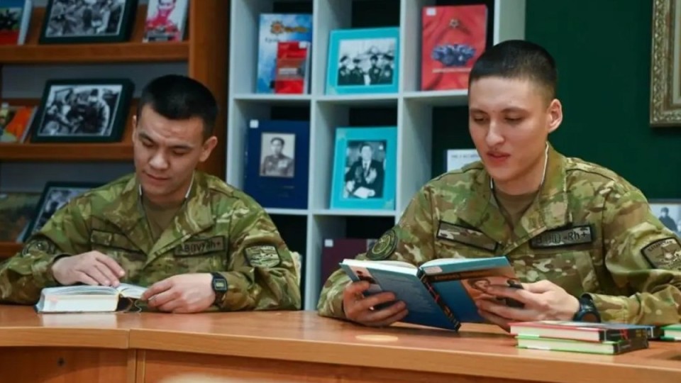 Сарбаздарға жаңа талап қойылды: енді бір жылда кемі 5 кітап оқуы тиіс