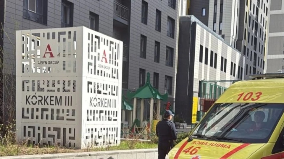 Үш бала өртеніп кеткен тұрғын үйдің шатырынан секірмек болған жас жігітті қамауға алды