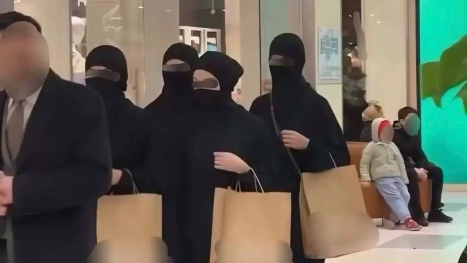 Алматыда никаб киген әйелдермен жүрген ер адам видеосы тексерілді