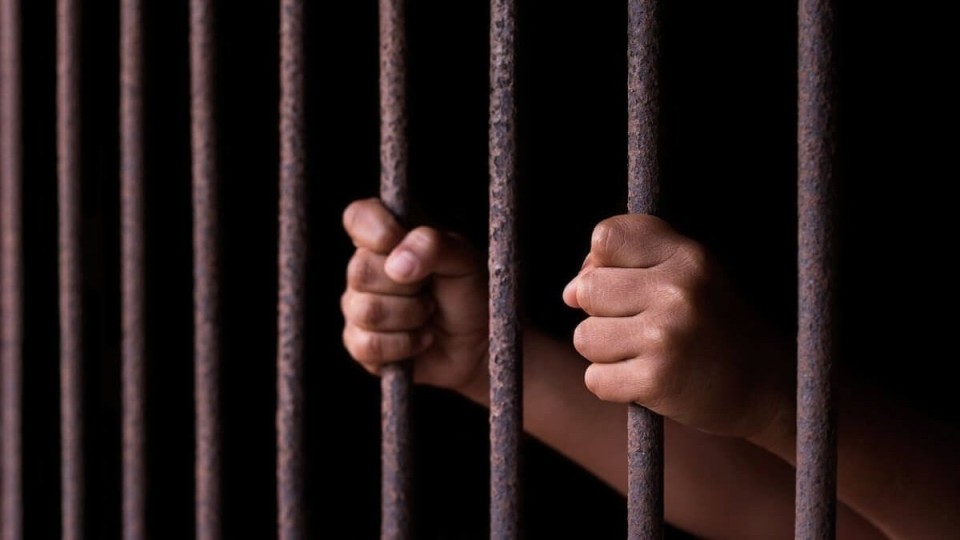 Мектеп мұғалімі 14 жастағы оқушысына қырындаймын деп 40 жылға сотталып кетті