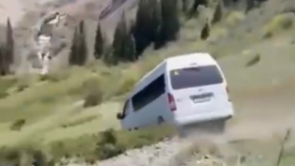Көлсай көлдері маңында туристік автобус таудан құлап кетті