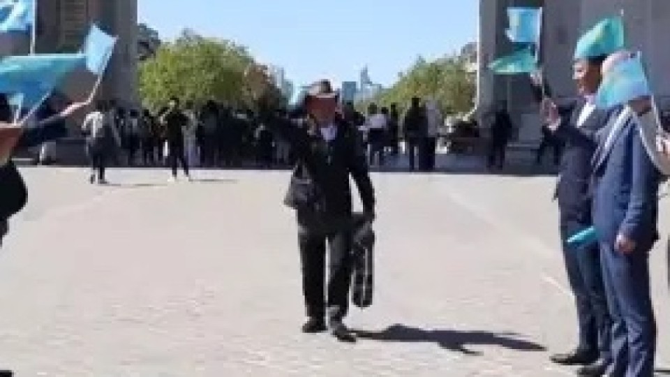 76 жастағы қария саяхатшы 53 күнде Парижге жаяу барды