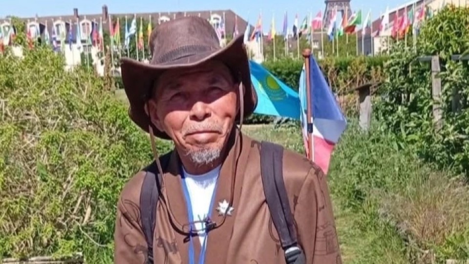 76 жастағы қазақстандық саяхатшы 3 мың шақырым жаяу жүріп, Парижге жетті