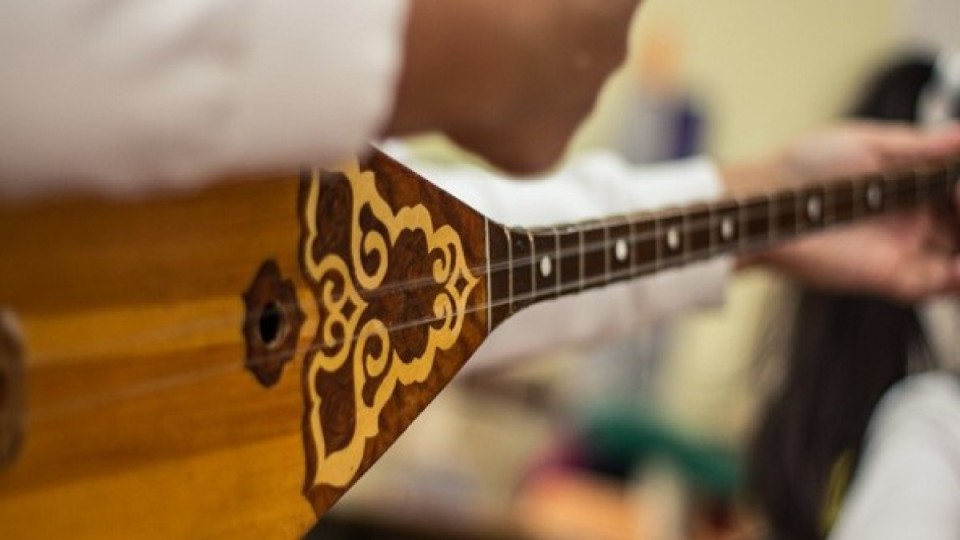 Домбыраны харам деген ақтөбелік блогерге қылмыстық іс қозғалды