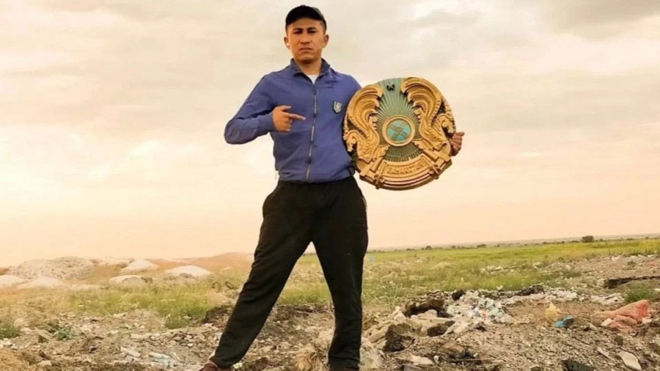 Елтаңбаны қоқыстан алып, үйіне ілген блогерге айыппұл салынды