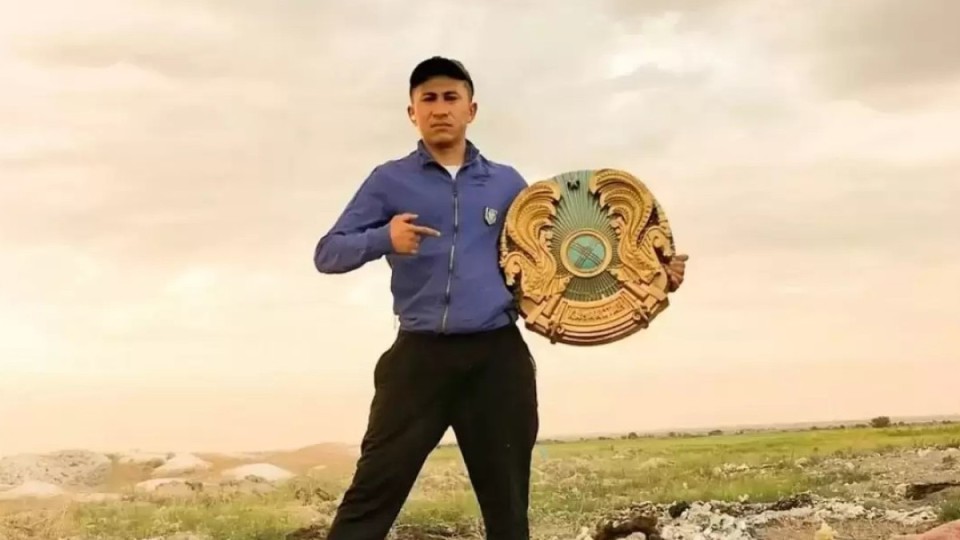 Жетісуда қоқыстан табылған елтаңба үшін блогерге айыппұл салынды