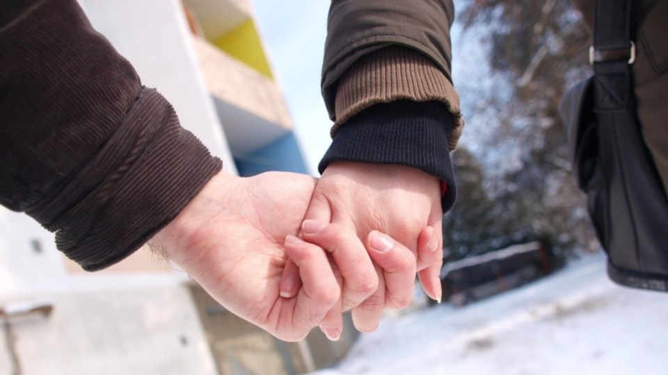 21 жастағы бойжеткеннің 2 жыл бойы сөйлесіп жүрген жігіті өзінің әкесі болып шығады