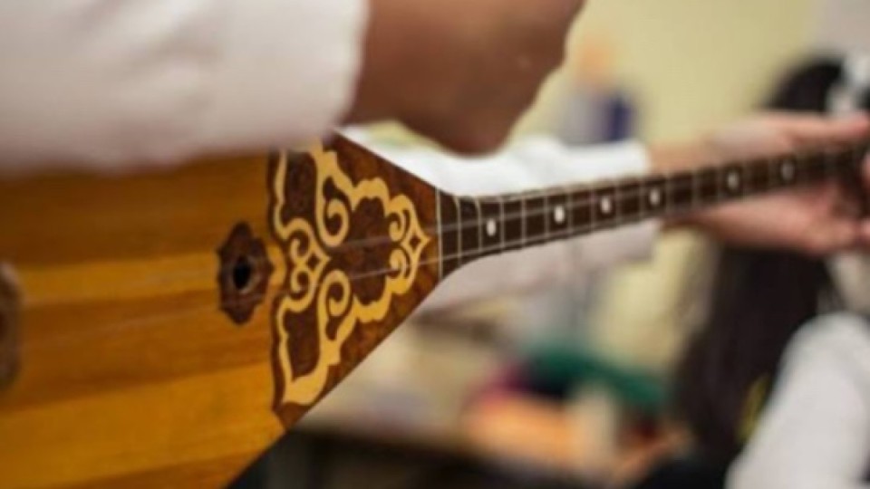 Ереже өзгереді: Домбыра мен қобызды енді ұшаққа қол жүгі ретінде алуға болады