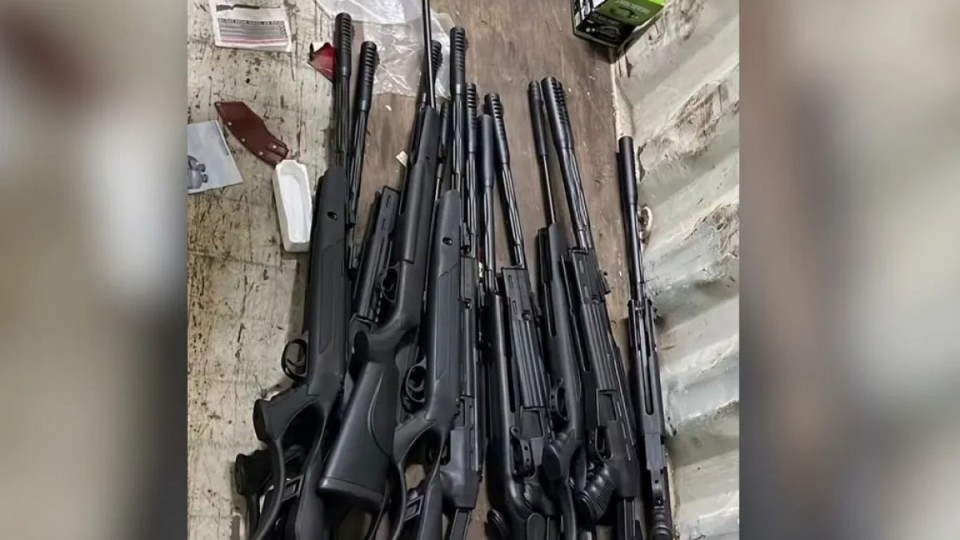 Алматыда полицейлер заңсыз пневматикалық қару мен пышақтар тәркіледі
