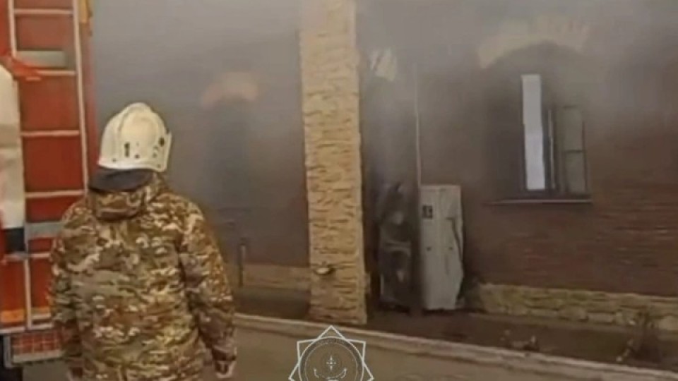 Қосшыда жанып жатқан үйден төрт адам құтқарылды