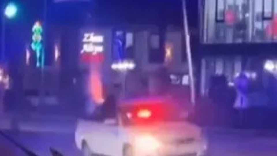 Атырауда көліктің терезесінен фейерверк атқан жастар қамауға алынды