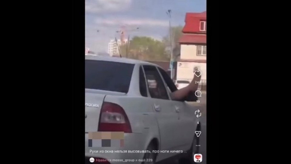 Өскеменде көлік терезесінен аяғын шығарған адам жауапқа тартылды