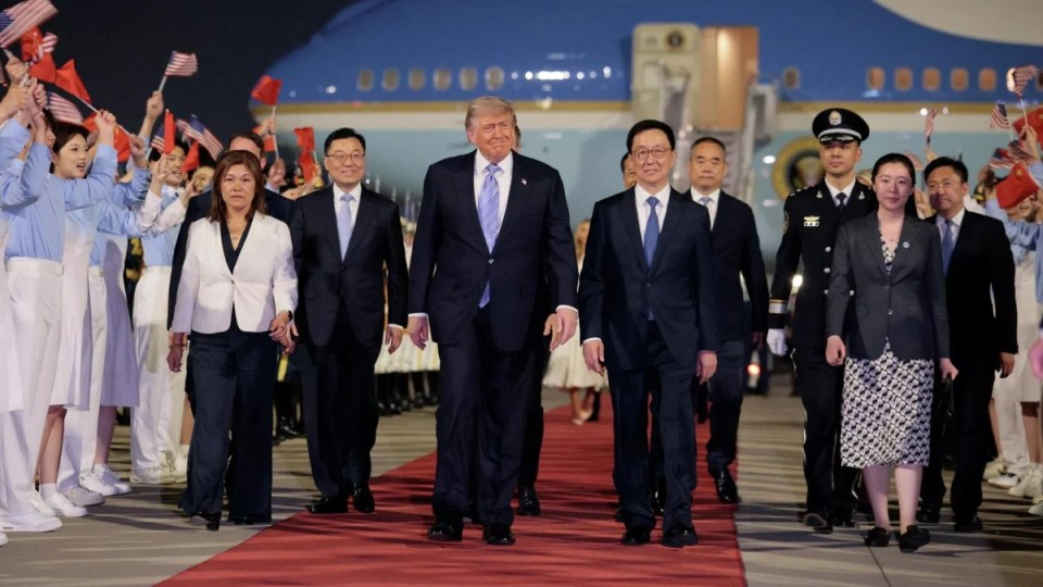 Трамп он жылдан кейін алғаш рет Қытайға ресми сапармен барды