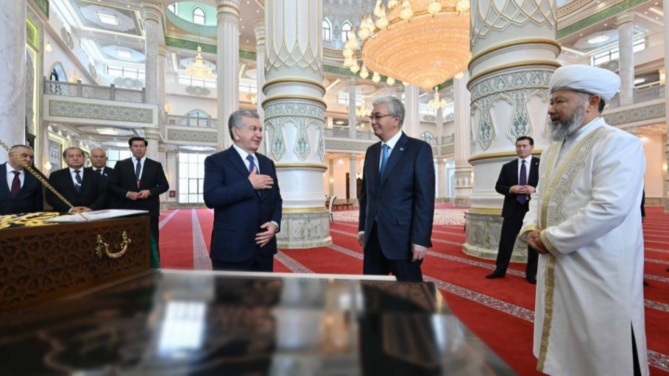 Қасым-Жомарт Тоқаев пен Шавкат Мирзиёев Өзбекстан тарту еткен Түркістандағы жаңа мешітті аралап көрді
