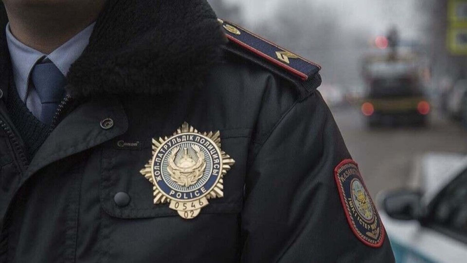Алматы облысында полицей қызметтік көлікпен әйелін қағып кетті