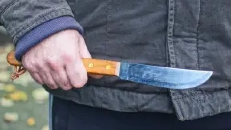 Шымкентте көшенің қақ ортасында әйелді пышақтап өлтірген тұрғын жазадан құтылып кетті