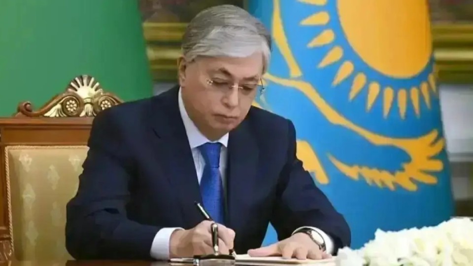 Тоқаев атышулы заңға қол қойды: құжаттың мәтіні баспасөзде жарияланады