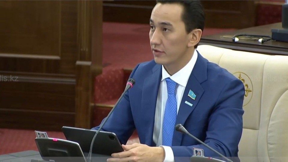 Депутаттар Олжас Бектеновке жаппай тренингтер мен іс-шараларда былапыт сөздерді ашық қолдануға қатысты сауал жолдады