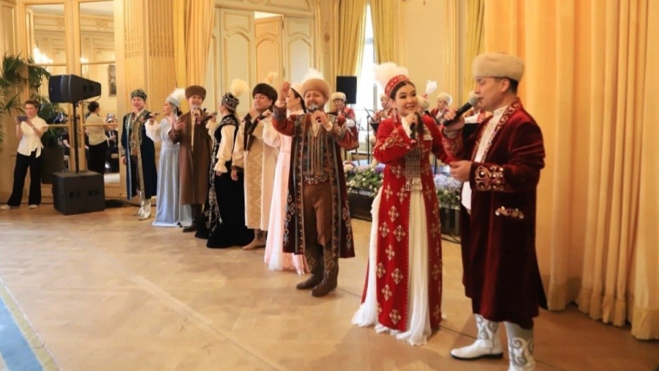 Сыр өнерпаздары Париж көрермендеріне концерт ұсынды