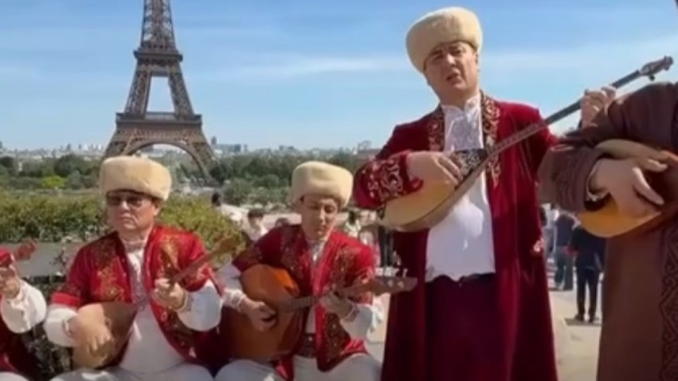 Қазақстандық өнерпаздар Эйфель мұнарасының жанында шағын концерт қойды