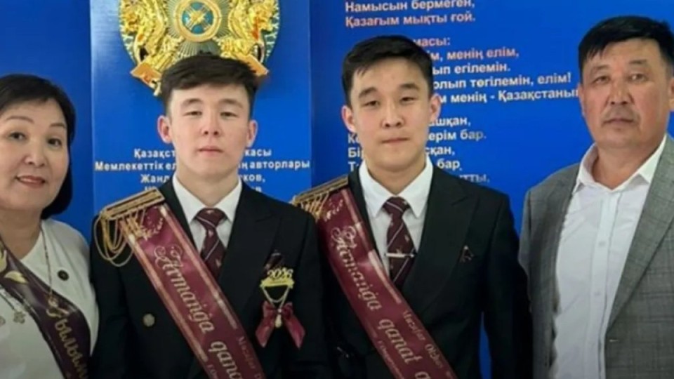 Атырау облысында ерекше жағдай: Құрманғазы ауданында 85 егіз түлек мектеп бітірді