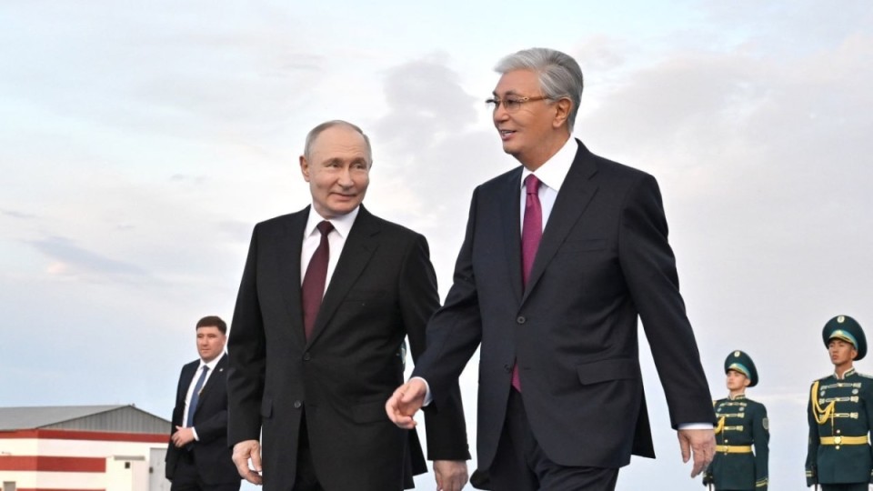 Тоқаев Путинді елорда әуежайында қарсы алды