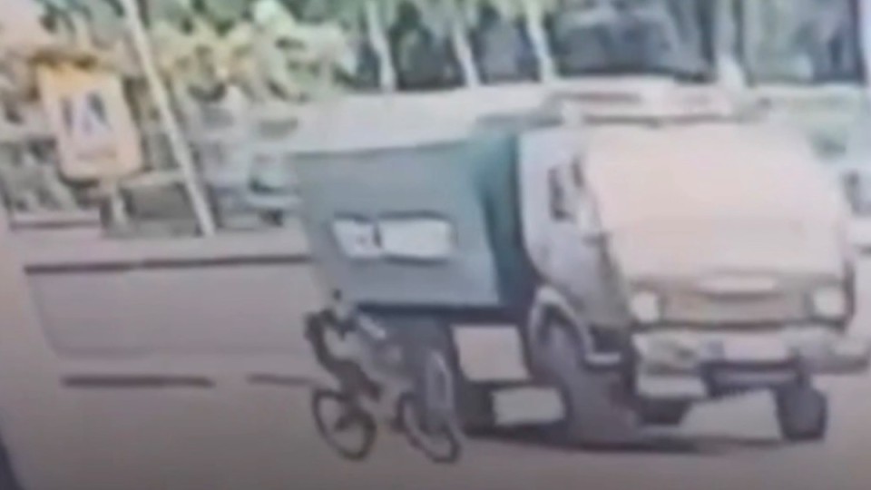 Астанада велосипед мінген жасөспірімді жүк көлігі қағып кетті