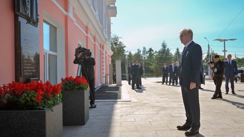 Президент майдангер Кемел Тоқаевқа арналған ескерткіш тақтаға гүл шоғын қойды