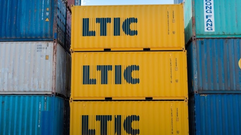 Контейнерлерді түсіріп жатқан екі жұмысшы қаза тапты