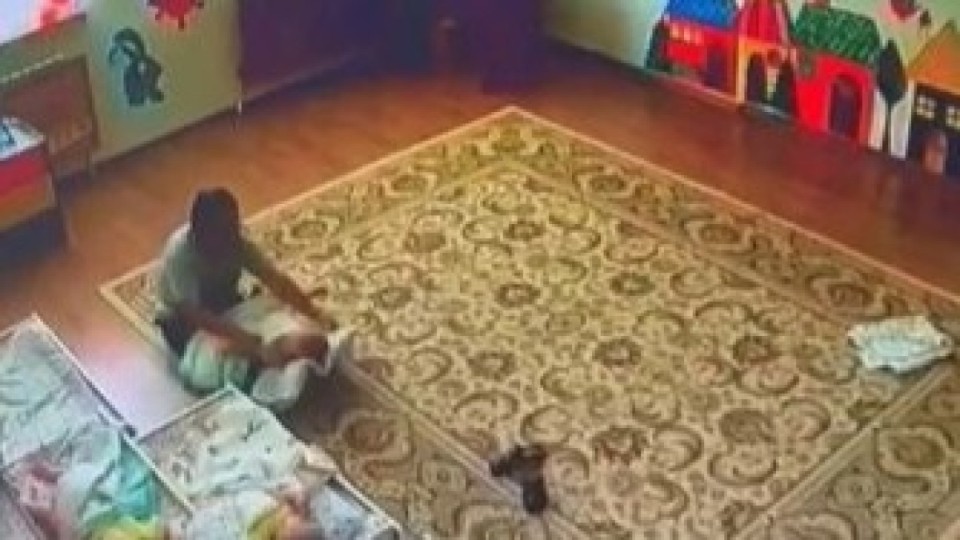 Атырауда балабақша тәрбиешісінің бүлдіршінге күш қолданғаны видеоға түсіп қалды