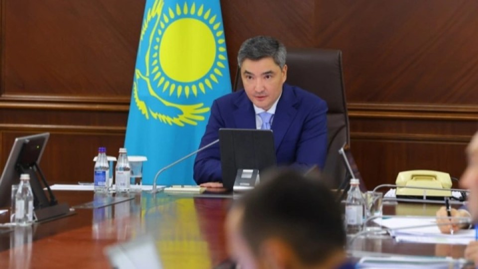 Бектенов үш ауысымды мектептер мәселесі жөнінде айтты