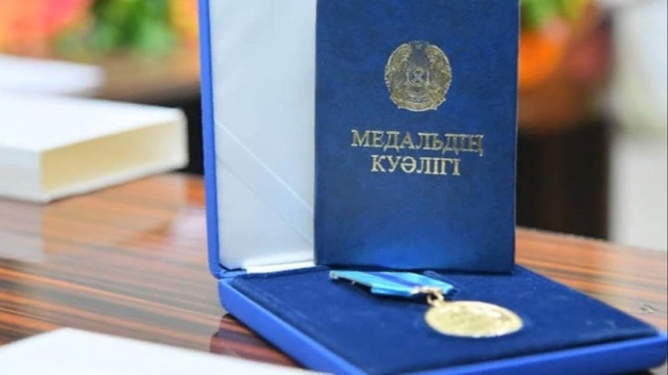 Депутаттардың төсбелгісі өзгереді: Алтыннан бас тартылады