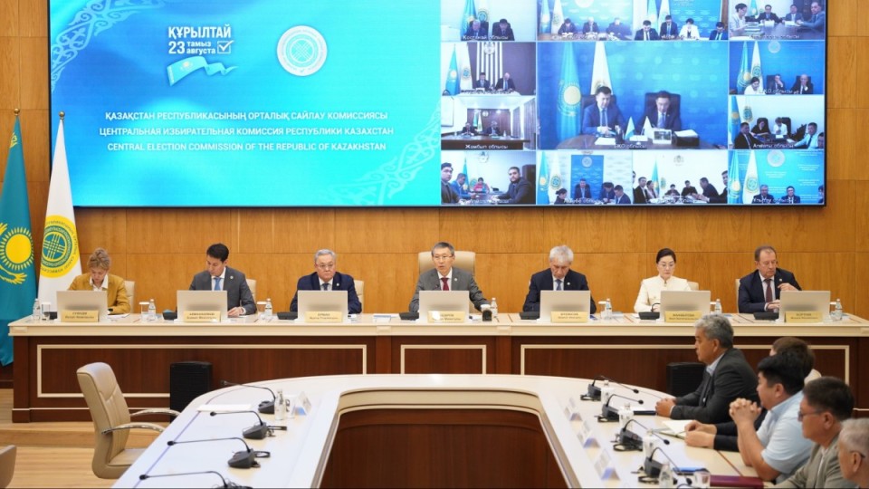 Депутаттардың төсбелгісі өзгереді: Алтыннан бас тартылады