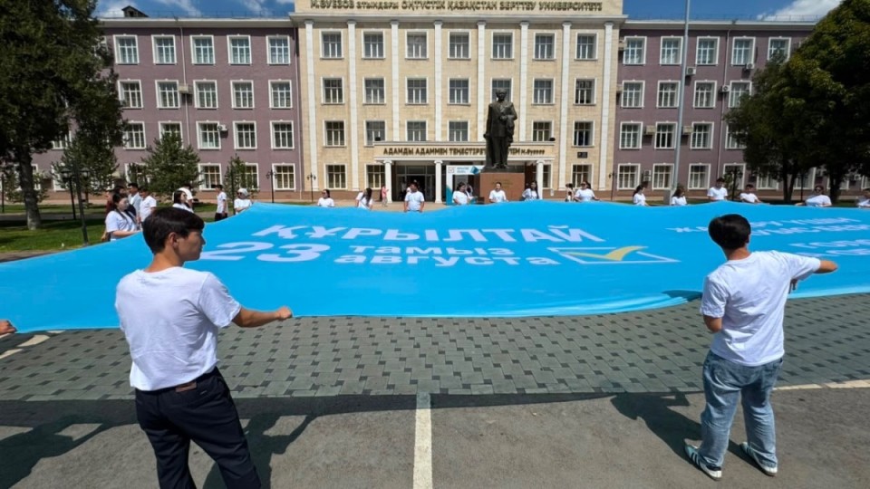 Шымкент жастары «Бірге – болашаққа» флешмобын ұйымдастырды