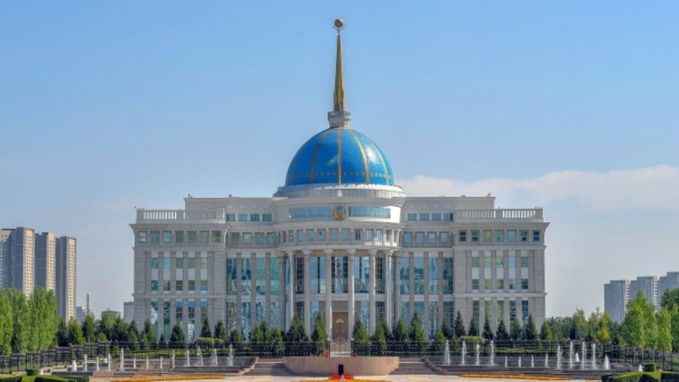 Мемлекет басшысы Халық жазушысын мерейжасымен құттықтады
