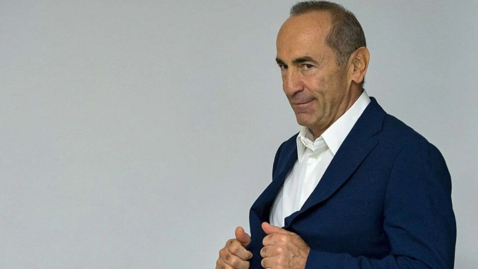 Экс-президентті сот отырысы кезінде ауруханаға алып кетті