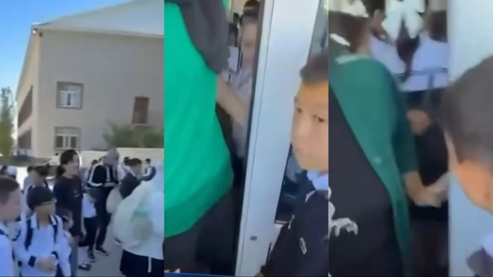 Атырауда мектеп кіреберісінде оқушылар жаппай сығылысып, бірін-бірі таптап кете жаздады