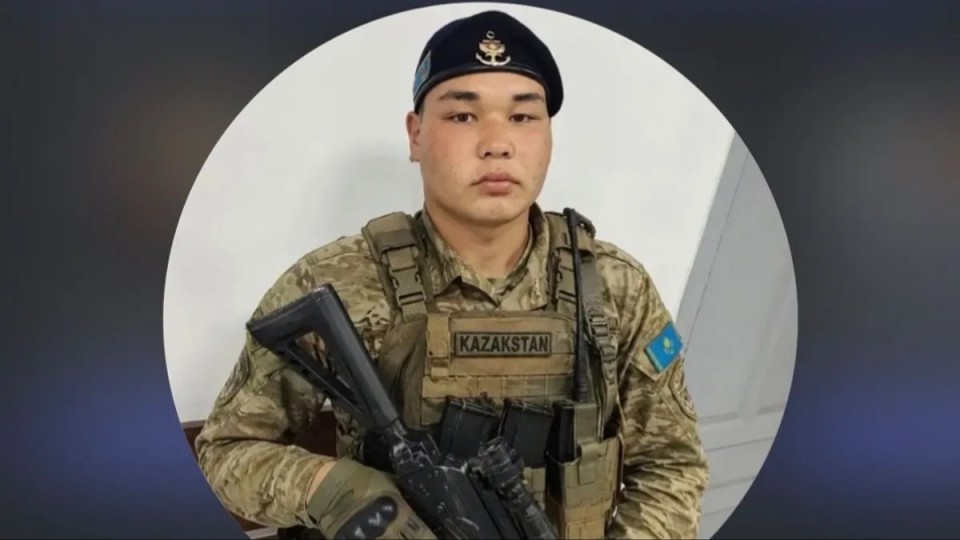 "Жағаға өз күшімен жеткен": Каспийдегі оқиғадан аман қалған сарбаздың анасы шындықты айтты