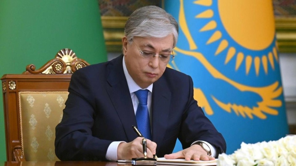 Тоқаев Қорғаныс министрлігіндегі бірнеше жоғары лауазымды тұлғаны қызметінен босатты