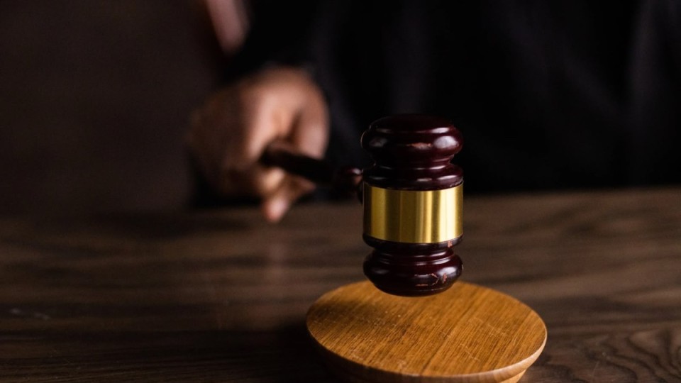 Жұмысқа кешіккен қызметкер бастығын сотқа беріп, миллиондаған өтемақы алды