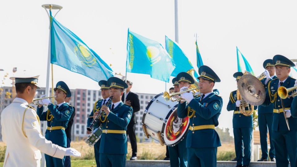 Республика күні: Шымкентте 100 метрлік ту тұғырына Мемлекеттік ту көтерілді