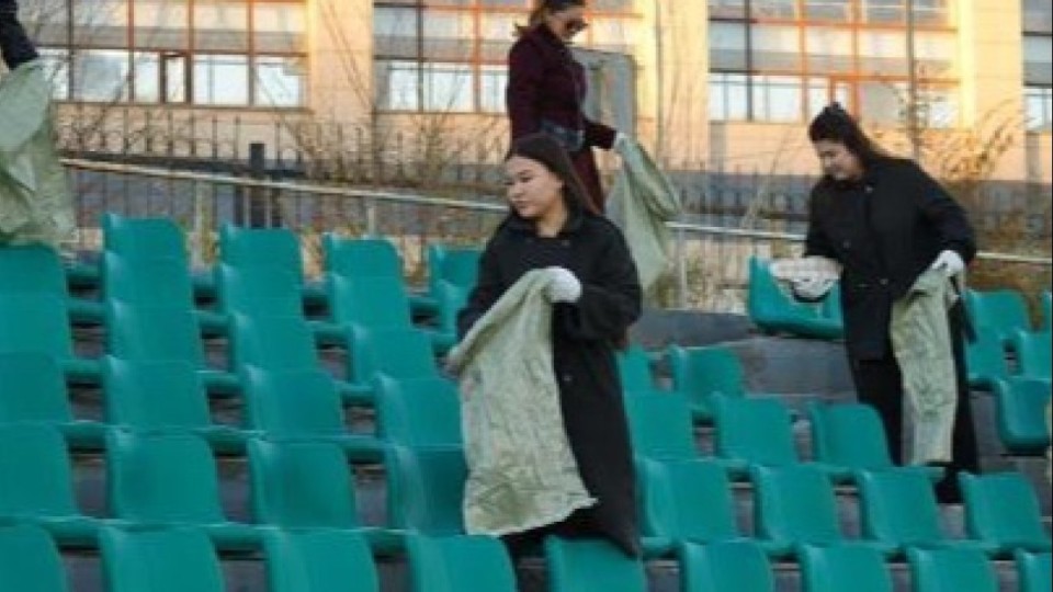 «Таза Қазақстан»: Жезқазғанда футбол жанкүйерлері матчтан кейін қоқысты жинап кетті