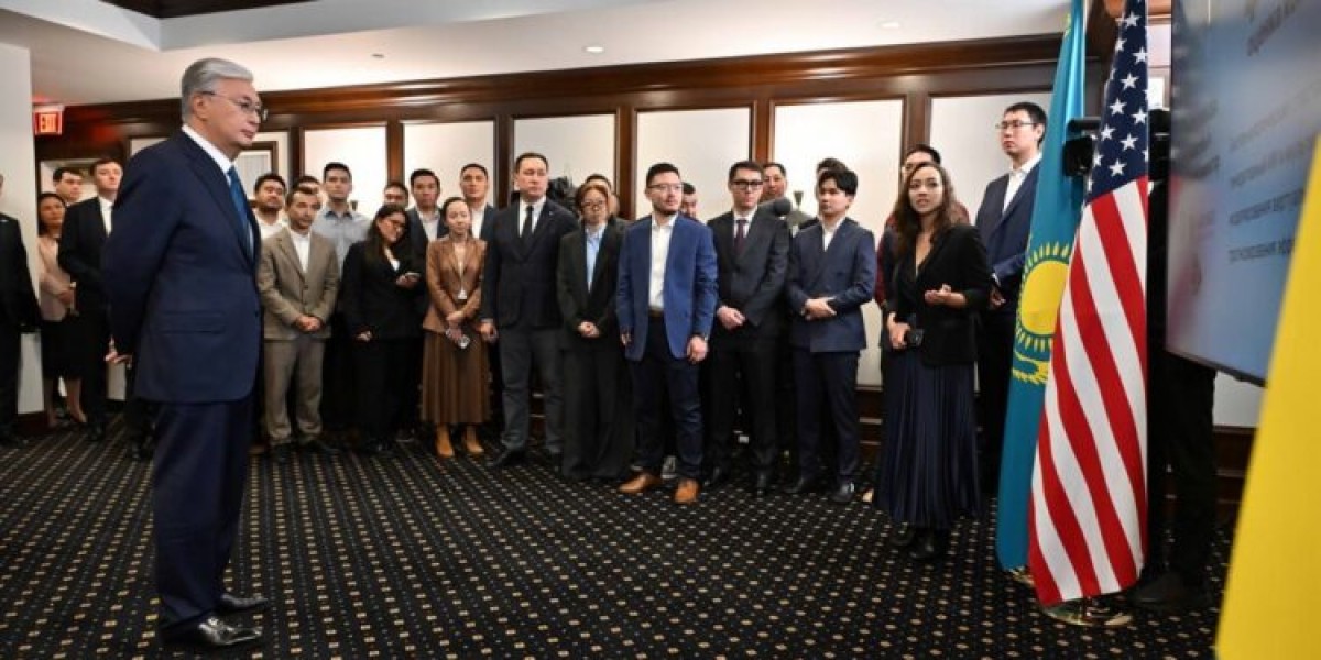 Тоқаев Америкаға сапары кезінде қазақстандық IT-стартаптармен танысу үстінде