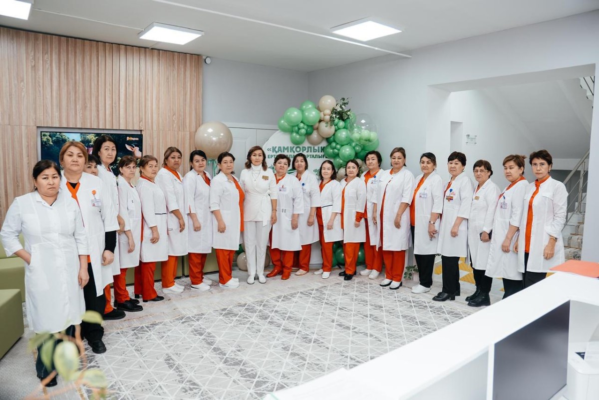 Балалармен невропатолог, реабилитолог, педиатр, травматолог-ортопед, психолог, дефектолог, логопед, физиотерапия нұсқаушысы сияқты мамандар жұмыс істейді. 