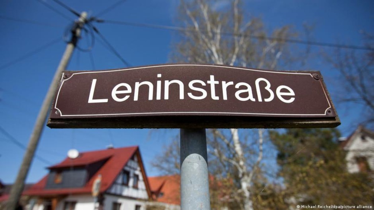 Германия біріккеннен 35 жыл өткен соң, бірде-бір көше Ленин, Отто Гротеволь немесе Вильгельм Пиктің құрметіне аталмауы тиіс.