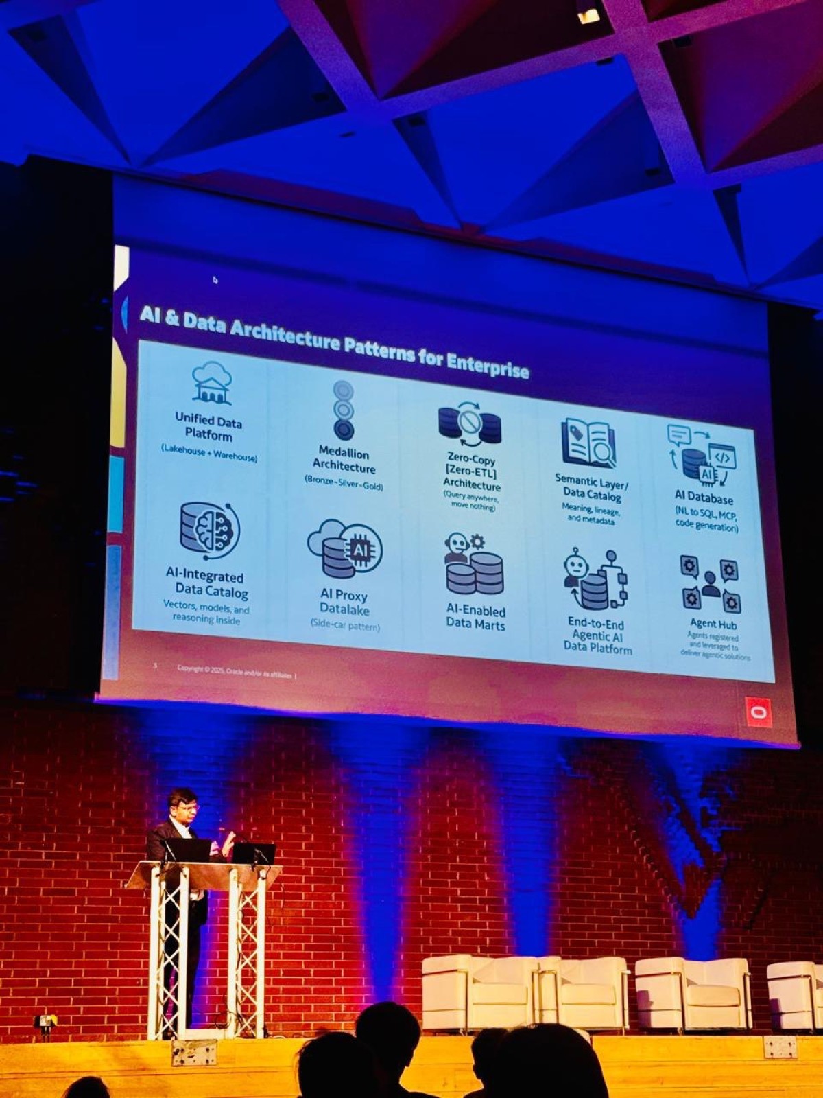 Smartr.AI компаниясының бас директоры Оливер Кинг-Смит пен IBM компаниясының AI жетекшісі Бенджамин Саммерфилд «AI-агенттер» ұғымына кеңірек тоқталып, оның келешектегі әлеуетіне ден қоюға шақырды. 